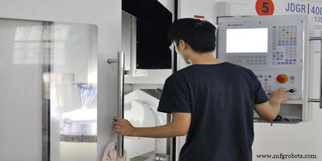 CNC 제조에서의 AI: 기회, 도전 과제, 미래 영향
